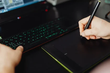 Espacio de trabajo de diseño digital con tableta gráfica portátil, lápiz óptico y lienzo digital en pantalla