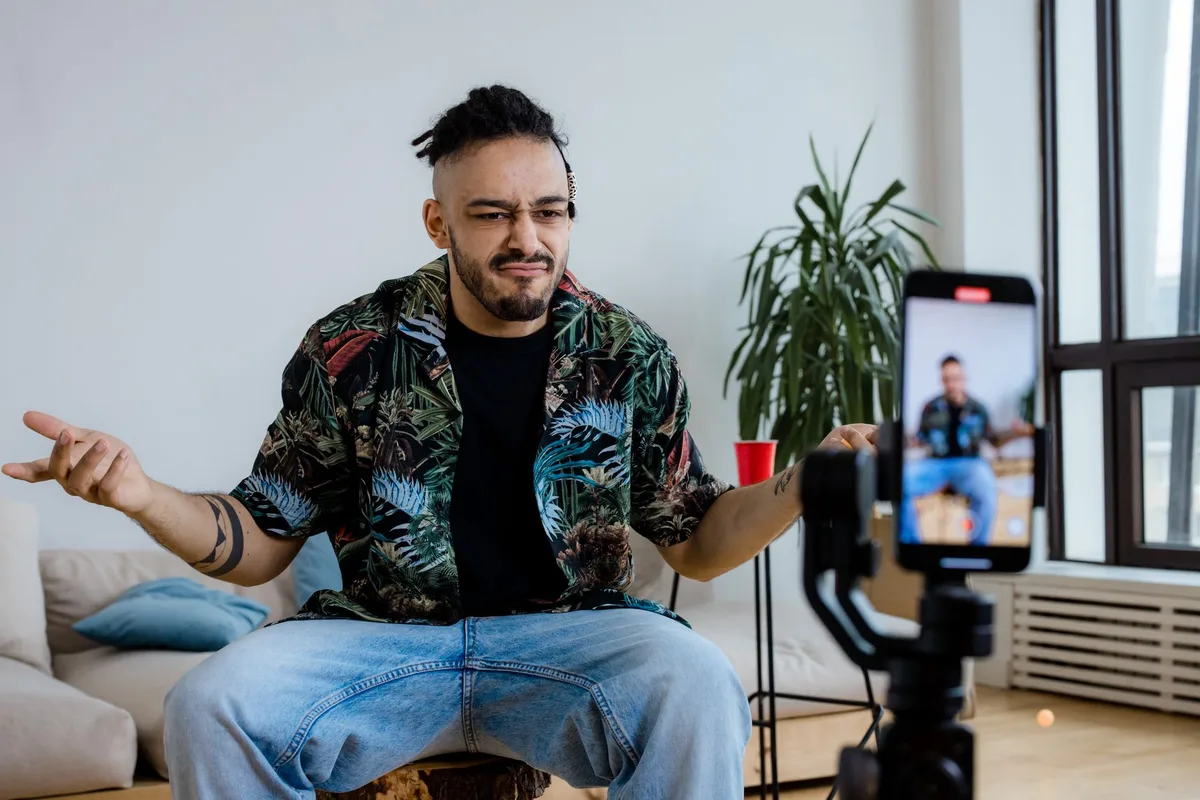 Creador de contenido revisando métricas de monetización y requisitos en YouTube en su escritorio