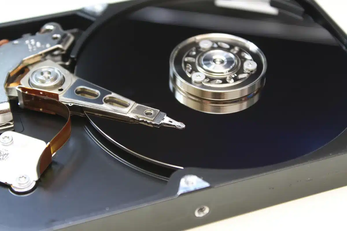 Indicadores de uso de CPU y disco en un port&aacute;til mostrando rendimiento