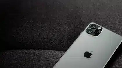 Teléfono móvil sobre una mesa mostrando el módulo de cámaras en la parte trasera