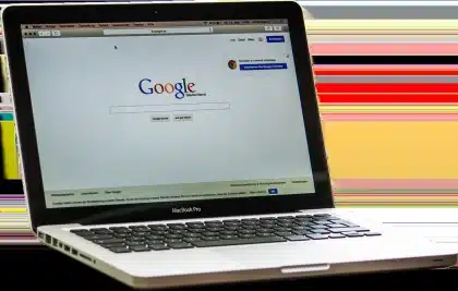 Pantalla de portátil mostrando error o barra lateral en blanco de Edge