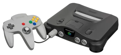 Manos sosteniendo controles de videojuegos con pantallas brillantes mostrando interfaces de juegos retro y modernos