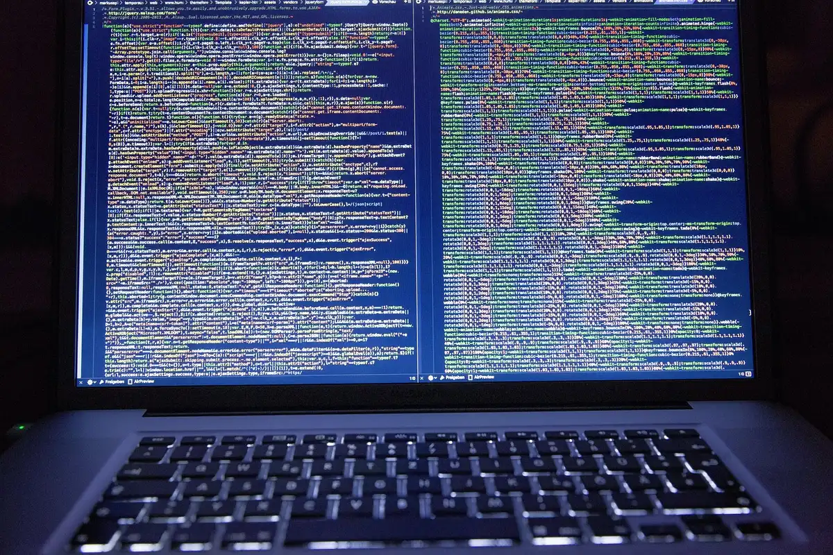 Desarrollador optimizando la velocidad de carga y scripts publicitarios