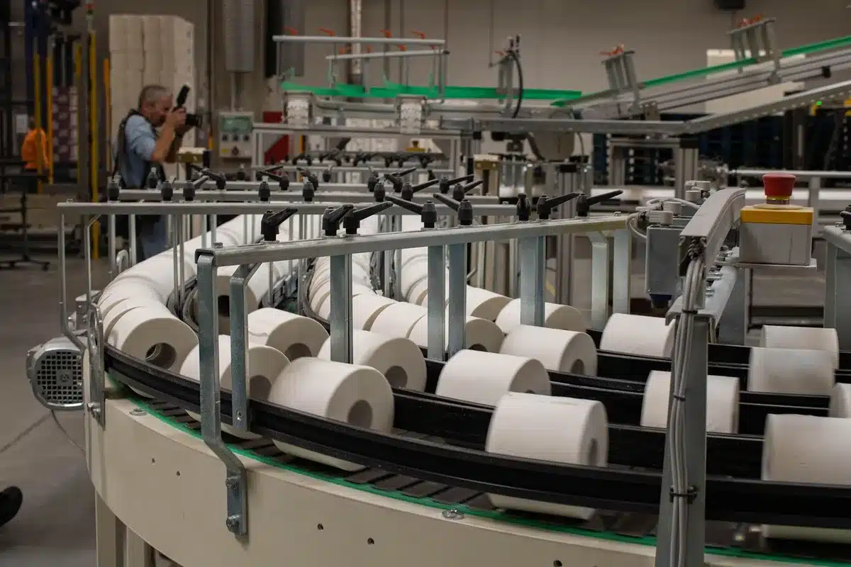 Línea de producción industrial con maquinaria de manufactura de discos