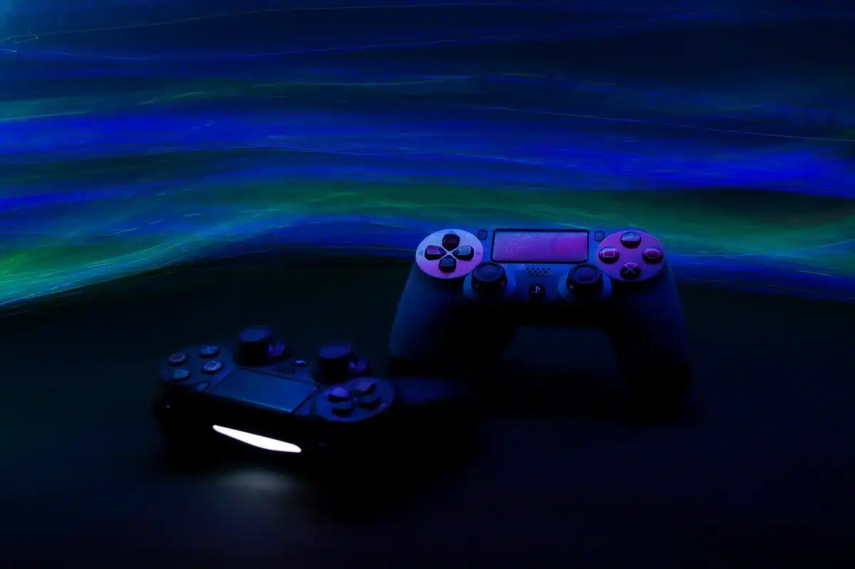 Diferentes ediciones de videojuegos alineadas mostrando sus cajas y contenido coleccionable