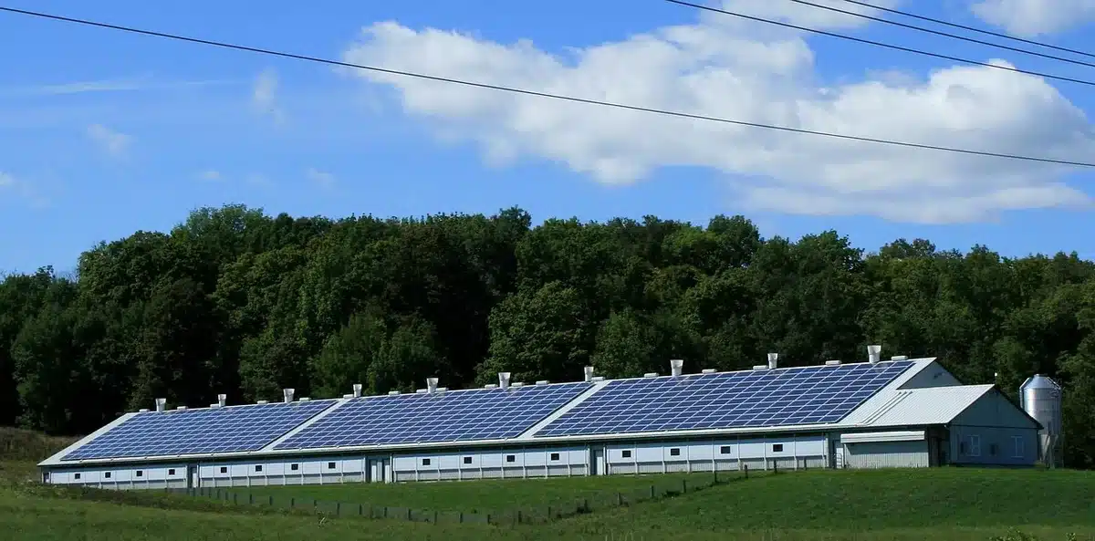 Paneles solares en tejado con batería doméstica que muestran autoconsumo