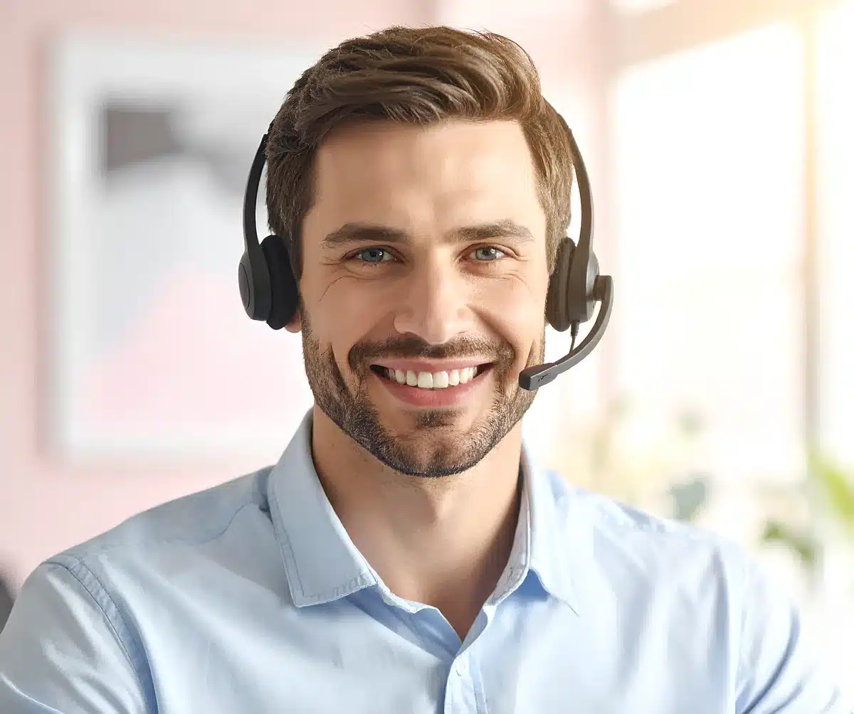 Persona contactando con servicio de atención al cliente para resolver problemas