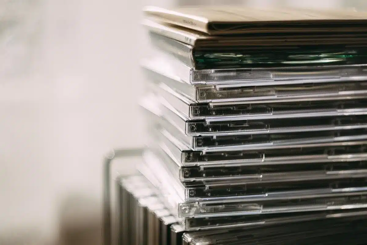 Colección de discos físicos de videojuegos en cajas apiladas