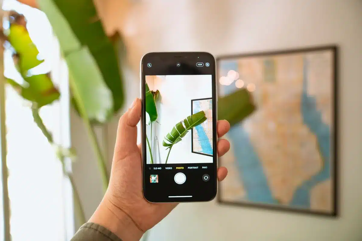 A close-up of an unbranded smartphone gallery screen, a single photo tile highlighted while surrounding tiles are blurred, no logos or identifiable UI elements