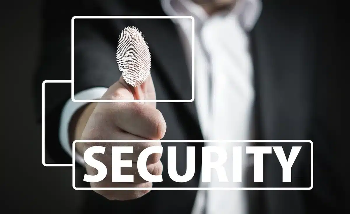 Dispositivo m&oacute;vil con iconos de privacidad y seguimiento de datos