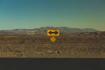 Ciudad costera ficticia con carreteras y zonas rurales separando barrios