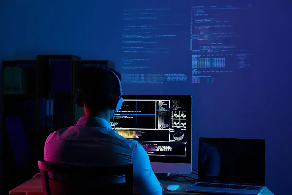 Oficina de estudio de videojuegos con empleados en reuni&oacute;n, ambiente tenso
