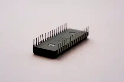 Pantalla de portátil mostrando procesamiento de IA con patrones de red neuronal brillante