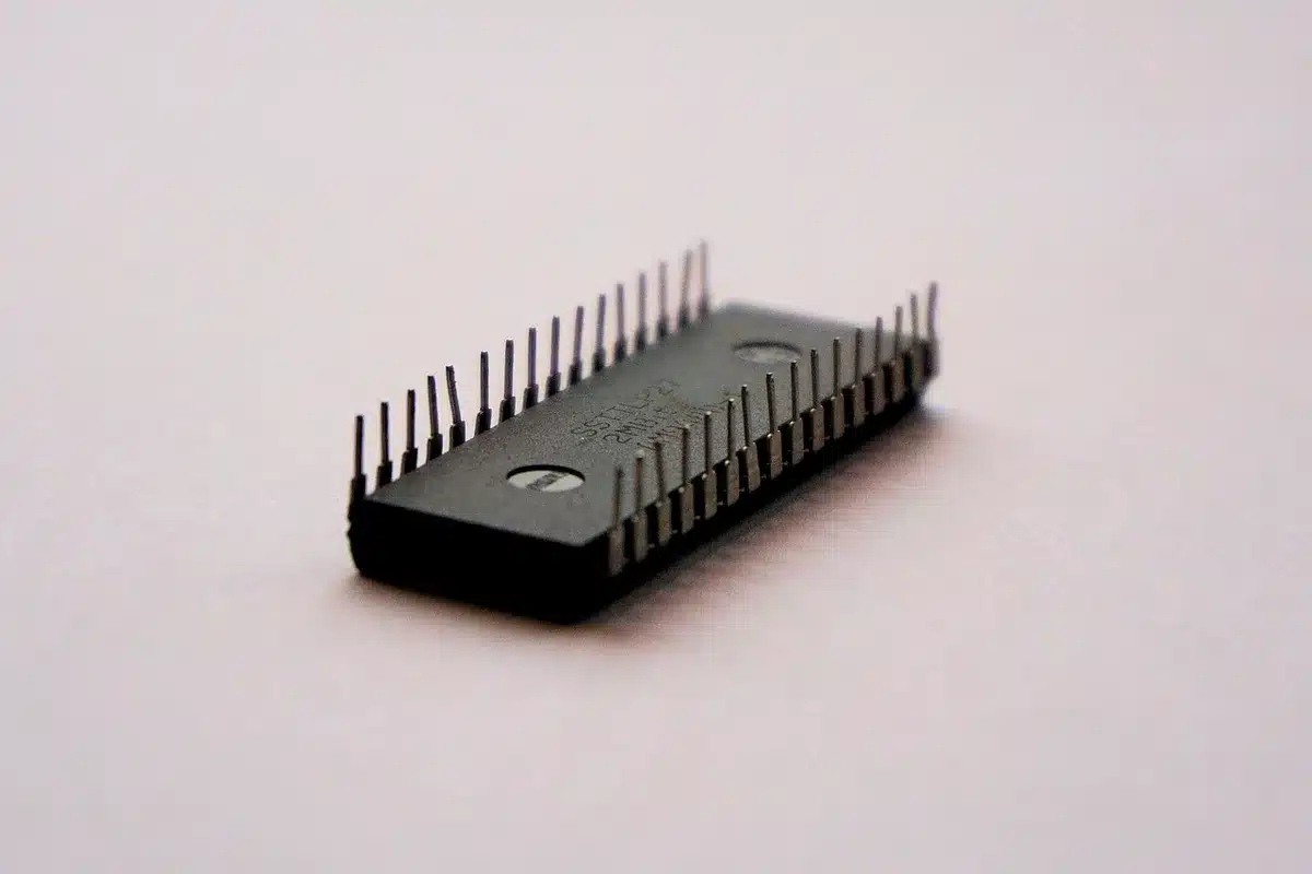 Pantalla de portátil mostrando procesamiento de IA con patrones de red neuronal brillante