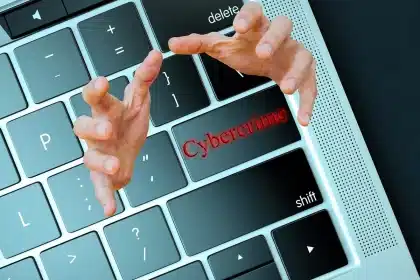 Manos anónimas sosteniendo un circuito de computadora con símbolos de seguridad de fondo