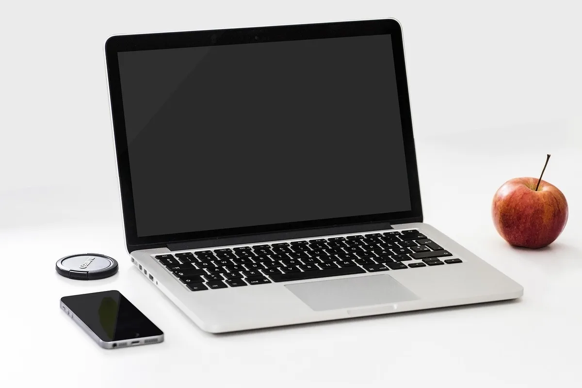 Pantalla azul de error en un ordenador indicando reinicio inesperado