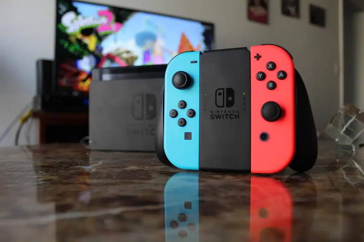Consola Nintendo Switch con juegos y accesorios sobre una superficie