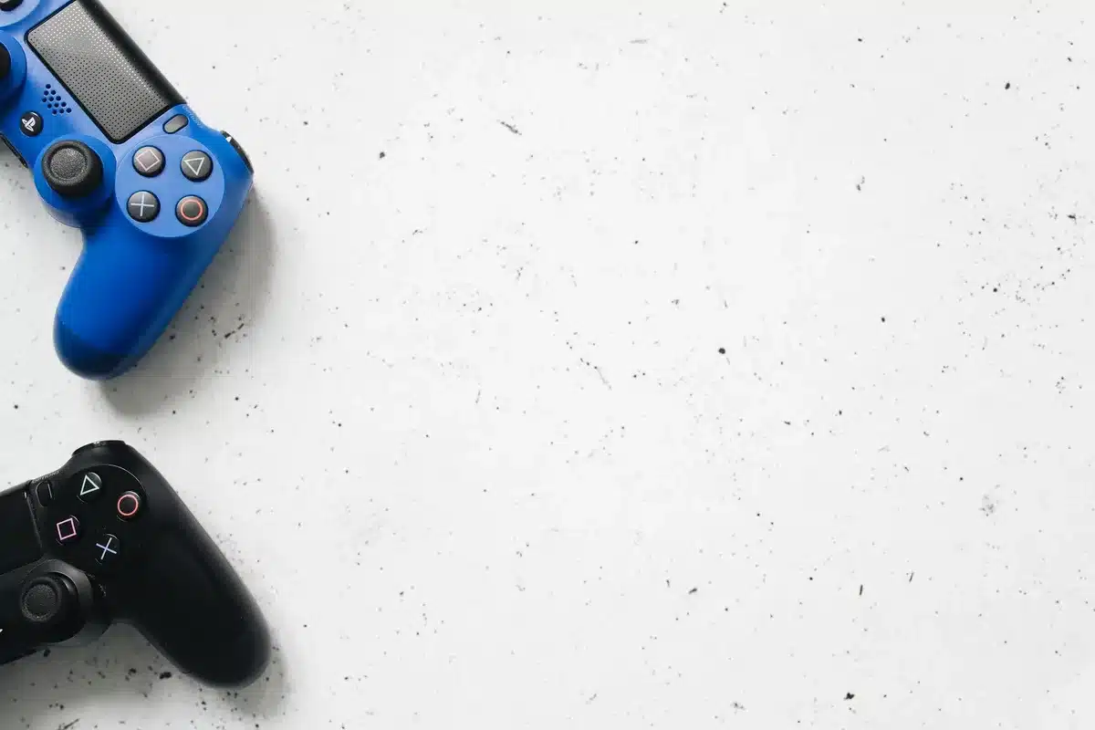 Jugadores en partida multijugador de shooter en consola