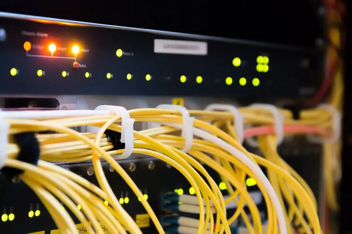 Router y port&aacute;til mostrando ajustes de red y VPN