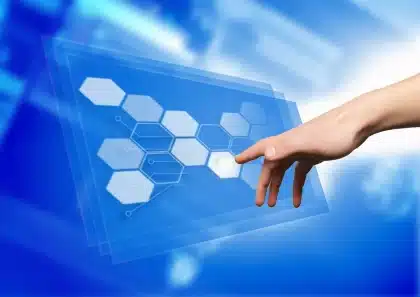 Pantalla de computadora mostrando errores de sistema y pantalla negra en un escritorio