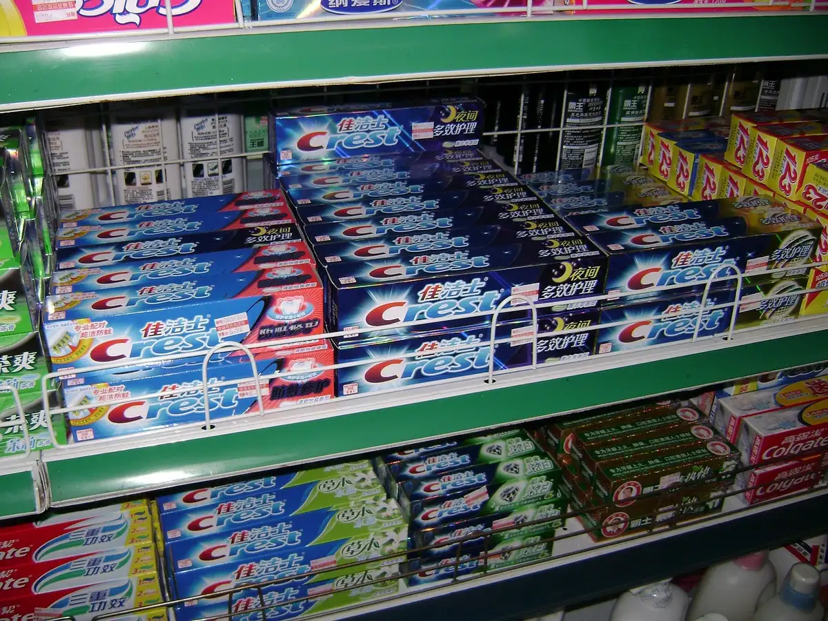 Estanterías vacías y caja de tablet agotada en tienda