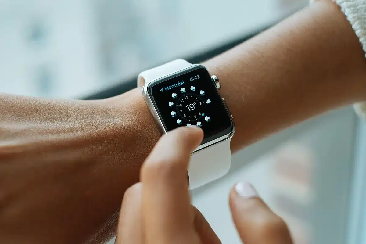 Comparativa visual de dos relojes inteligentes con sus caracter&iacute;sticas t&eacute;cnicas y diferencias principales