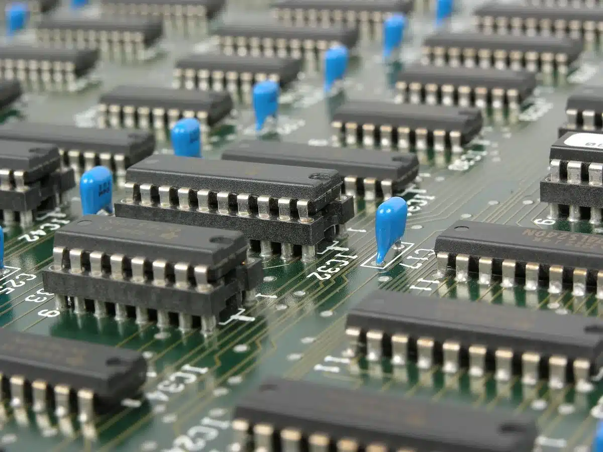 Placa base y módulos RAM dentro de un PC representando reinicio y limpieza de memoria