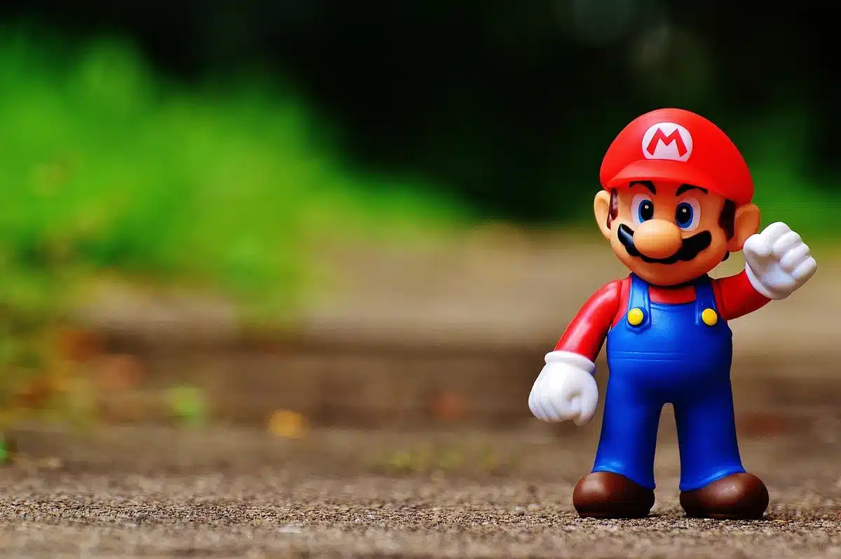 Cajas de videojuegos genéricas en manos sobre una mesa de tienda