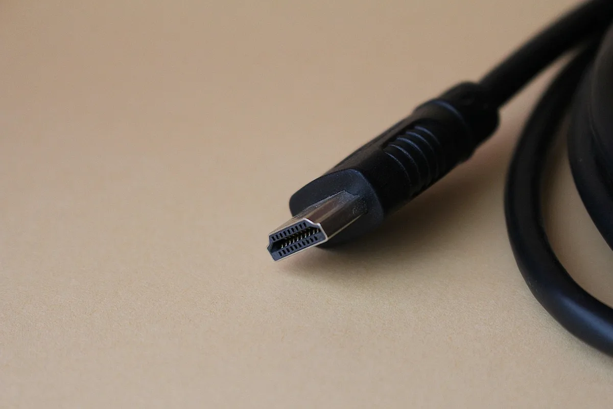 Descodificador DVB-T2 externo conectado a un televisor mediante cable HDMI