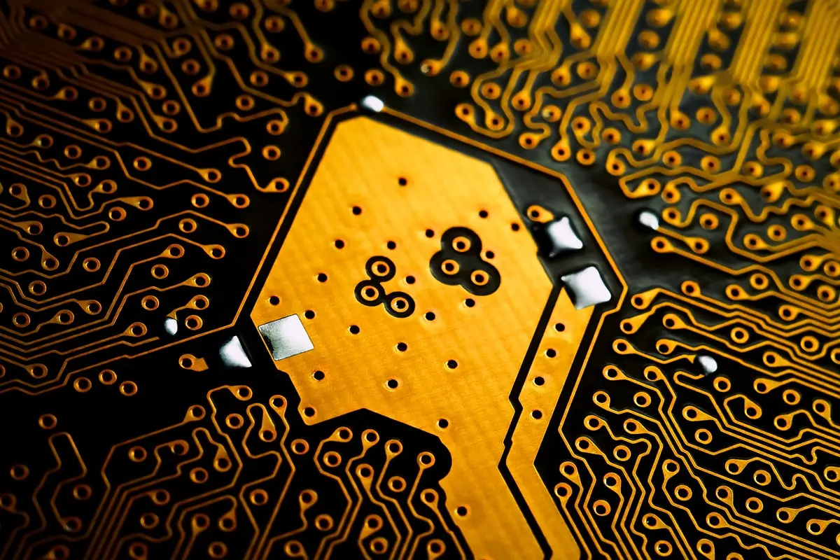 Primer plano de una placa base se&ntilde;alando el m&oacute;dulo TPM y opciones de BIOS