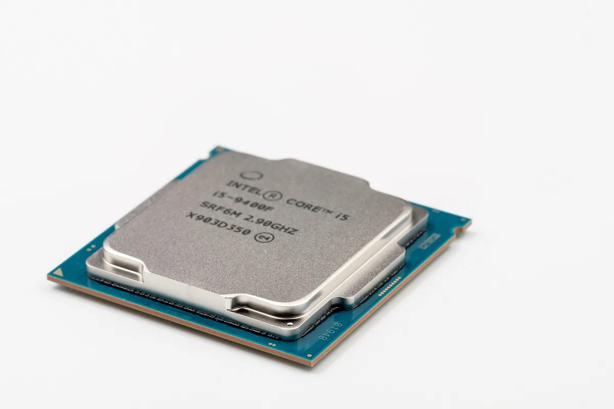 Placa base con chip TPM y ranuras visibles para componentes