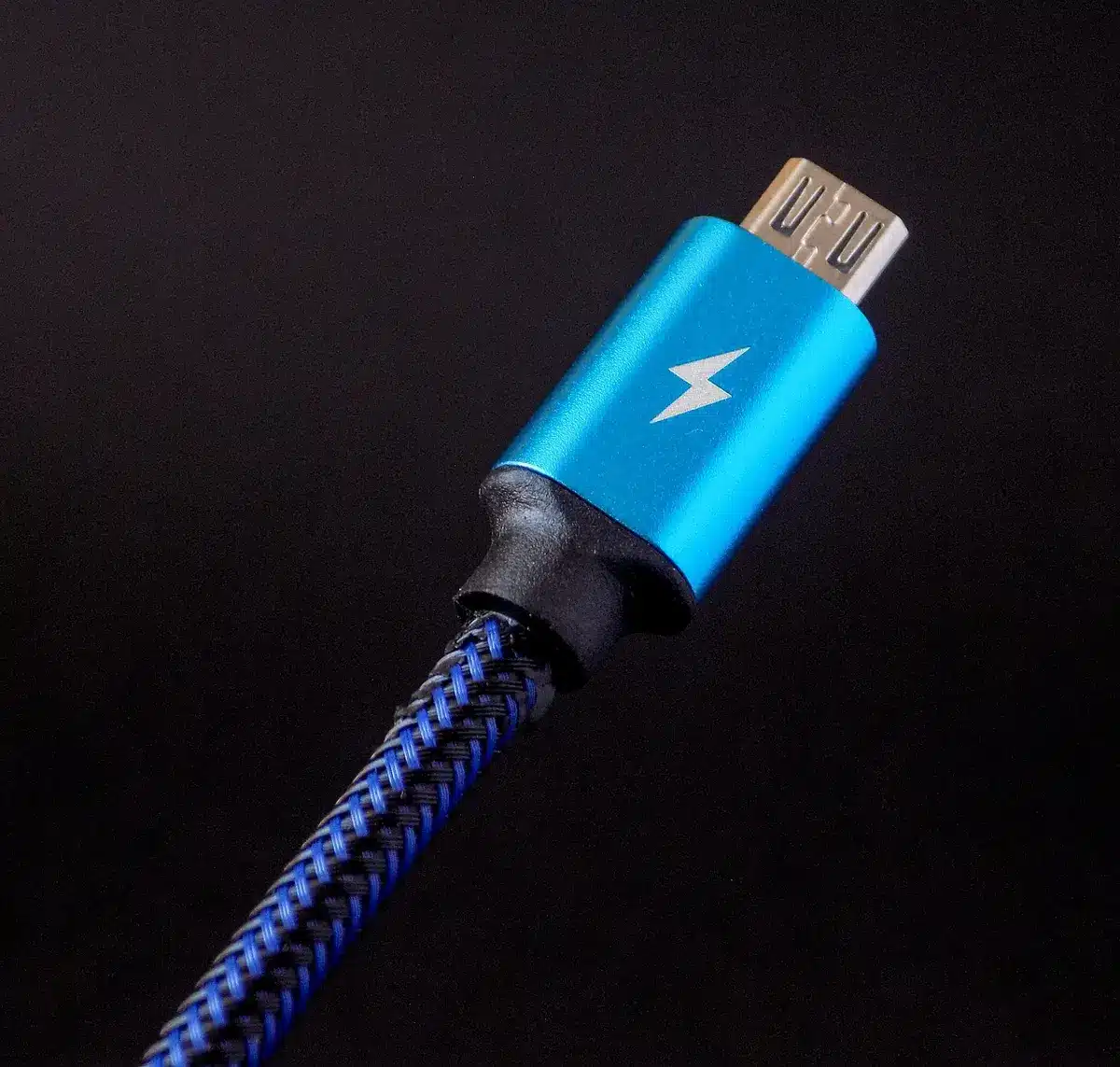 Memoria USB preparada como unidad de arranque junto a una caja de herramientas