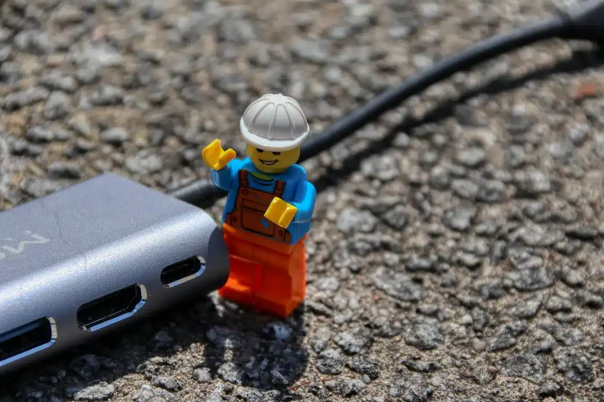 Puerto USB de un portátil con iconos de ahorro de energía en pantalla