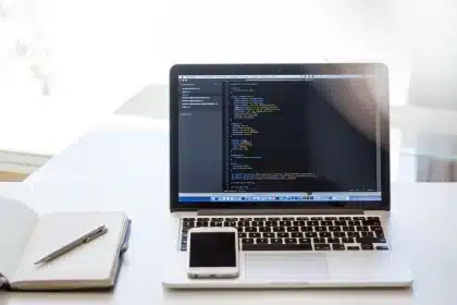 Manos descansadas en teclado y ratón mientras el PC trabaja sin interrupciones en segundo plano