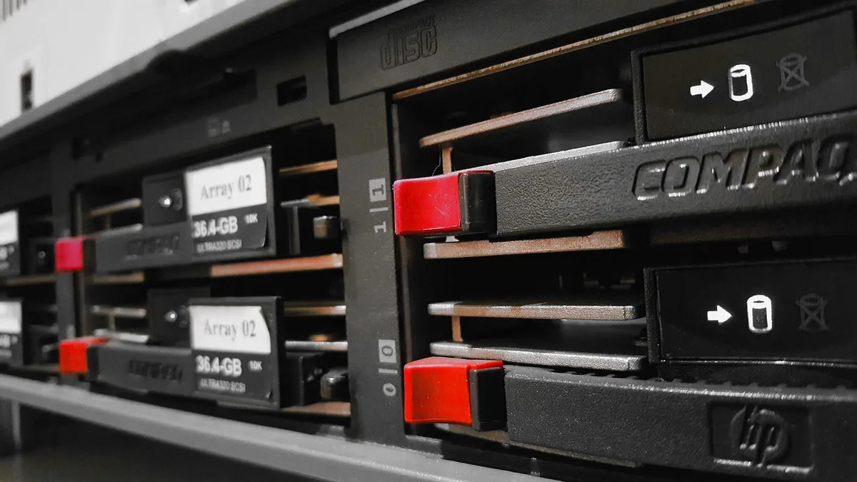 Equipo de TI gestionando políticas de actualización en red de empresa