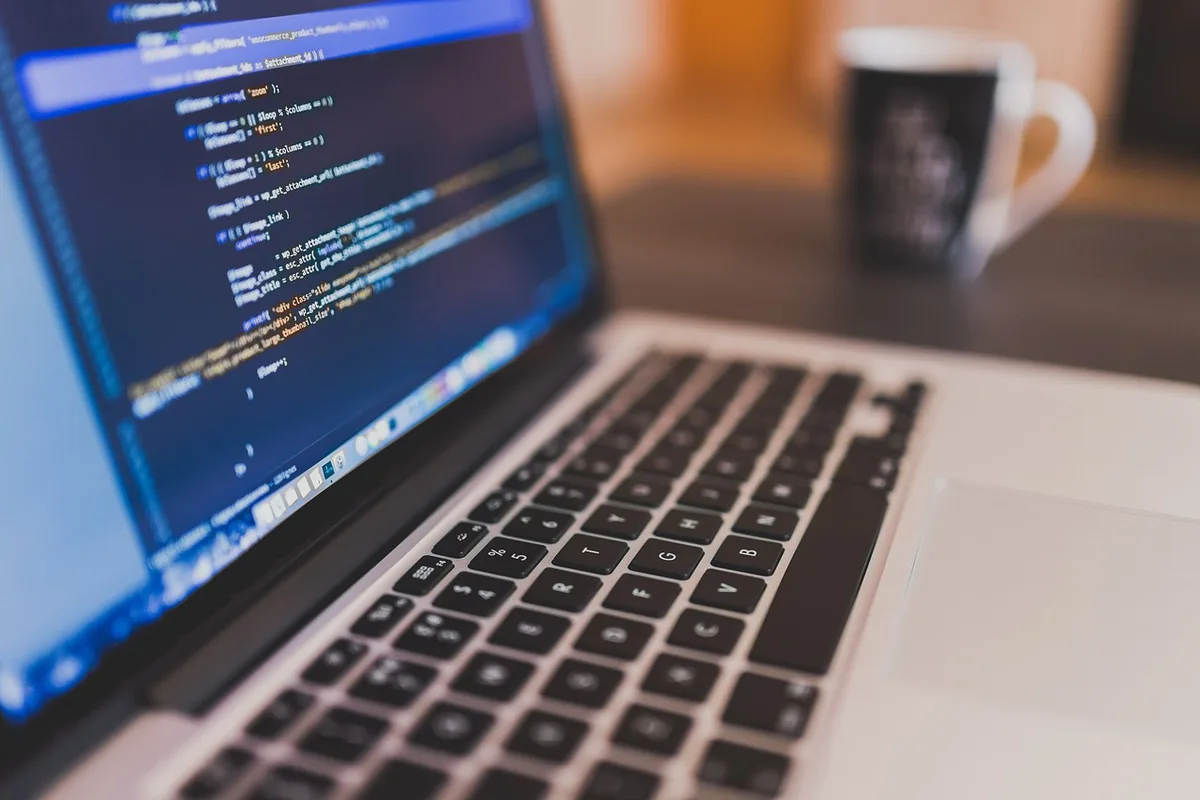 Pantalla de configuración de Windows 11 mostrando opciones de actualización en un escritorio