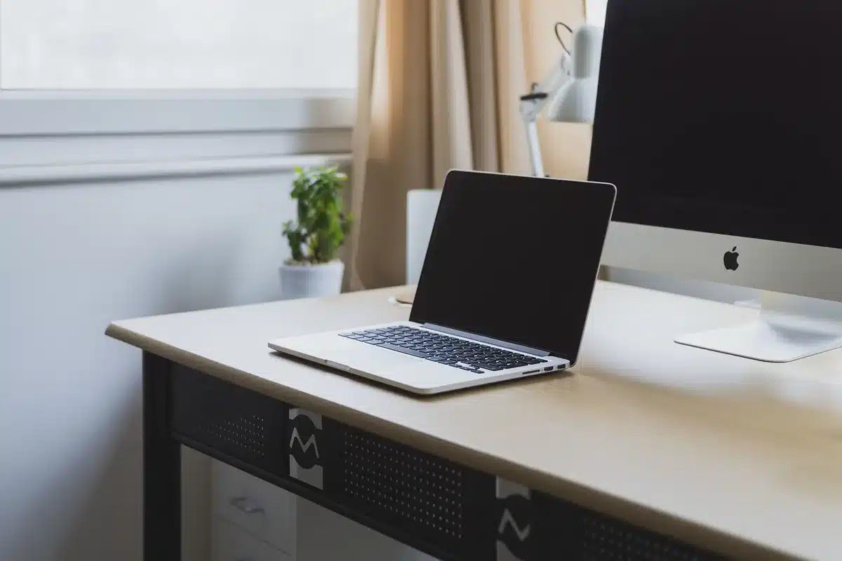Port&aacute;til enchufado con software de monitorizaci&oacute;n de temperaturas en pantalla