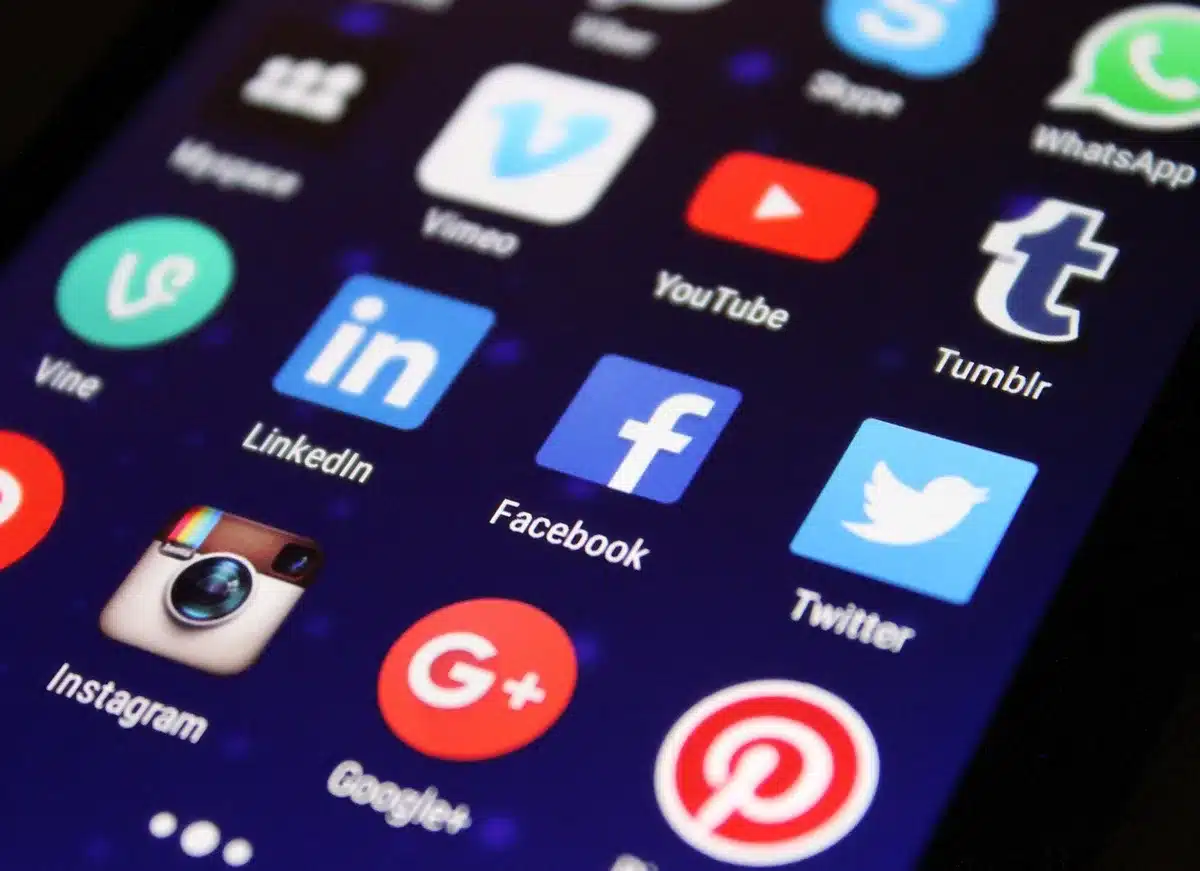 Gr&aacute;ficos y m&eacute;tricas de redes sociales mostrando contadores de vistas en aumento