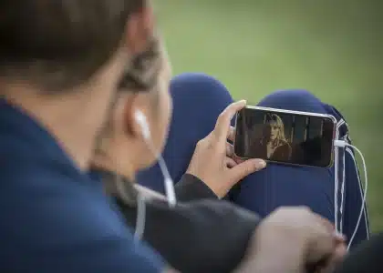 Pantalla de smartphone mostrando un contador de vistas en aumento en una plataforma de video