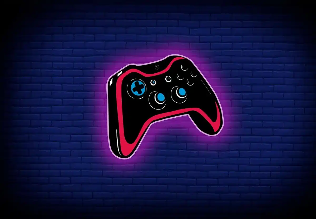 Manos sosteniendo un controlador de videojuegos frente a una pantalla brillante con símbolos de aventura