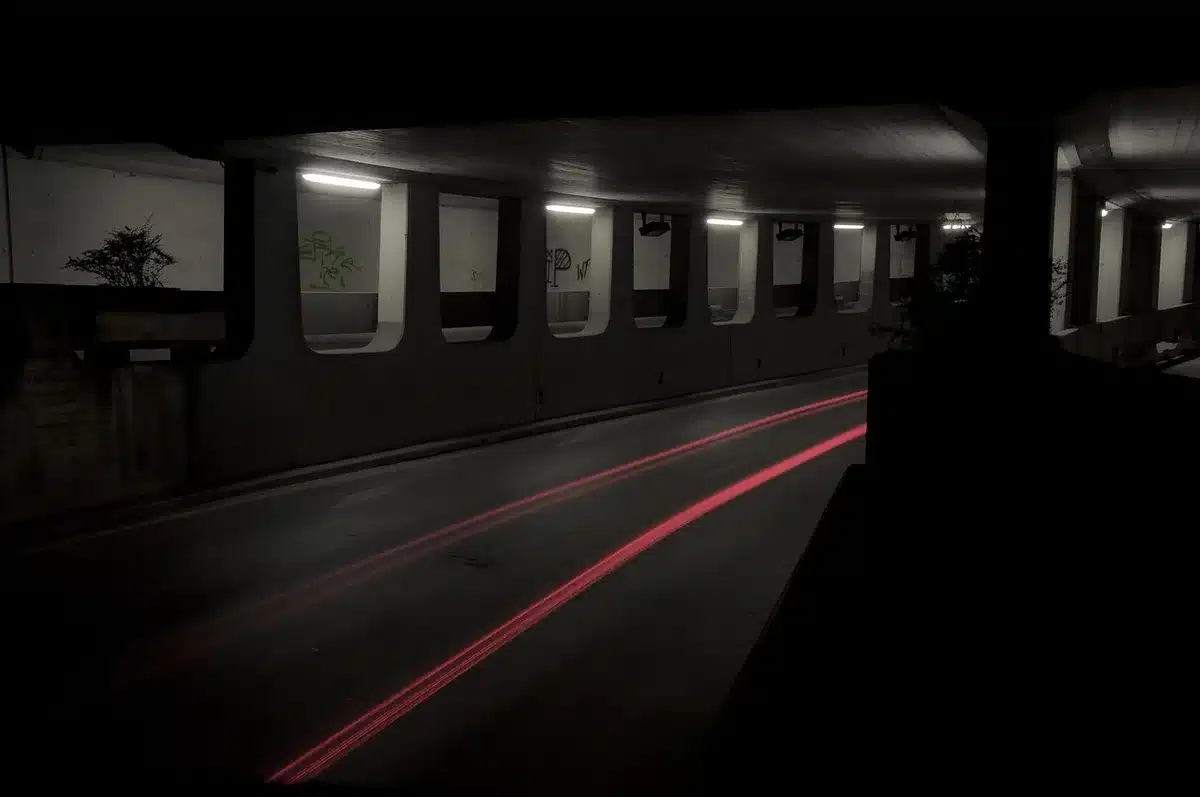 Escena de túneles y exteriores postapocalípticos inspirada en Metro Exodus