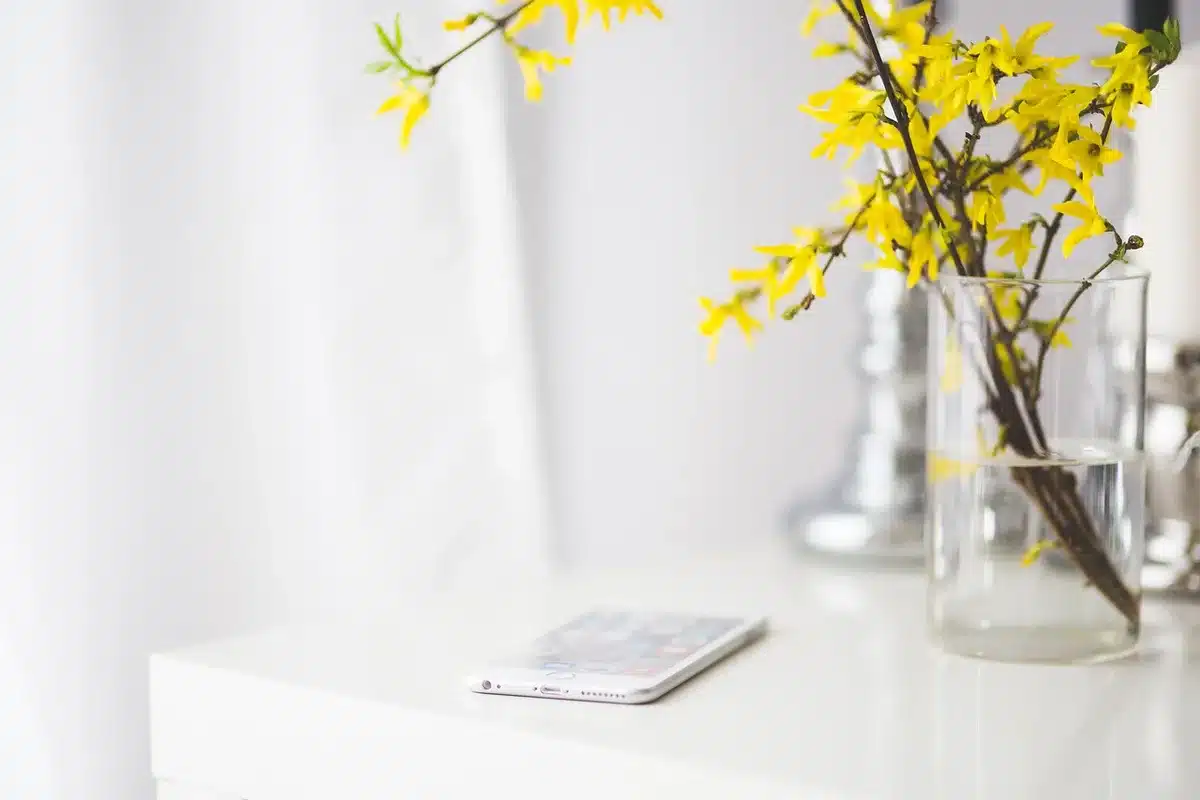 Varios móviles OPPO alineados sobre fondo neutro
