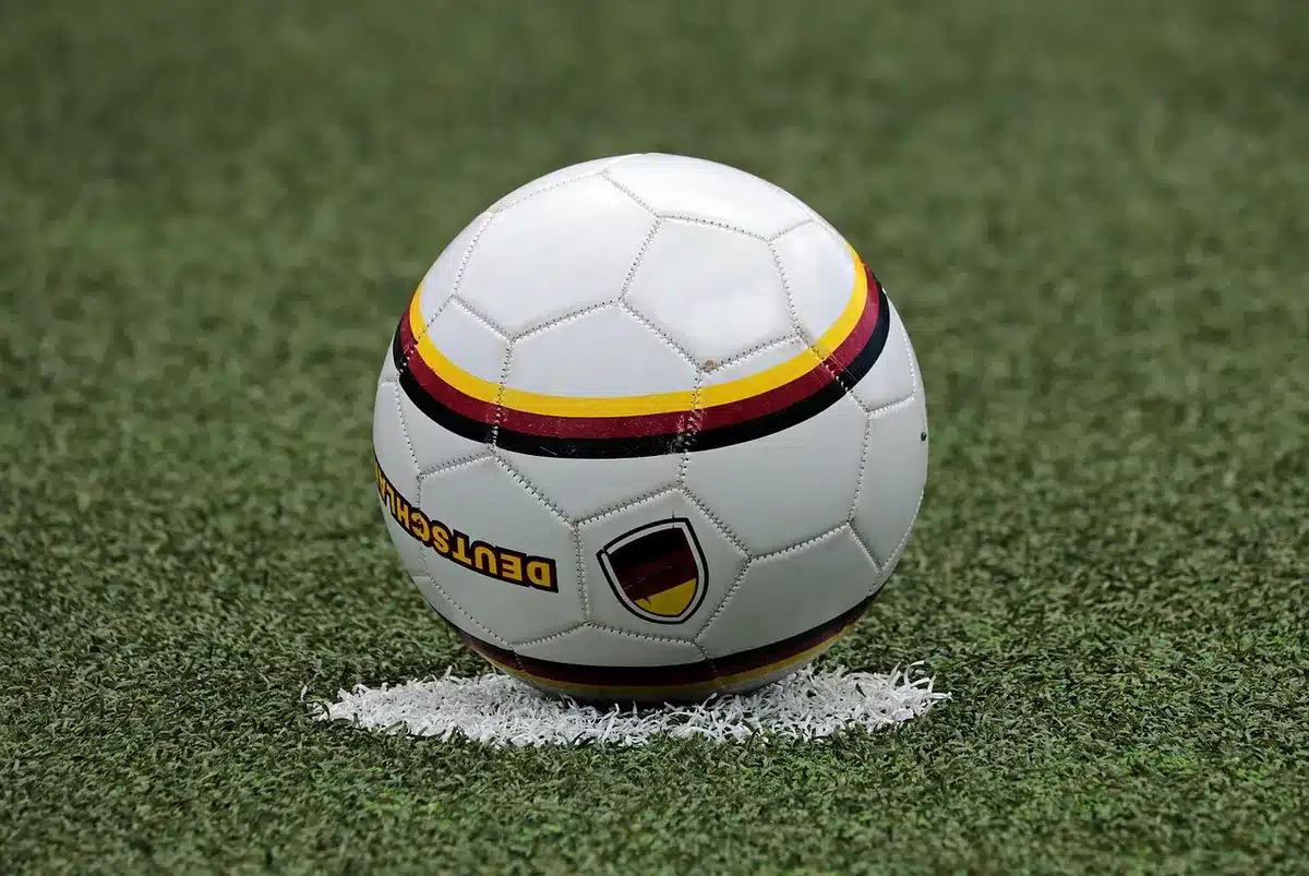 Interfaz de t&aacute;cticas y men&uacute;s de gesti&oacute;n de un juego de f&uacute;tbol