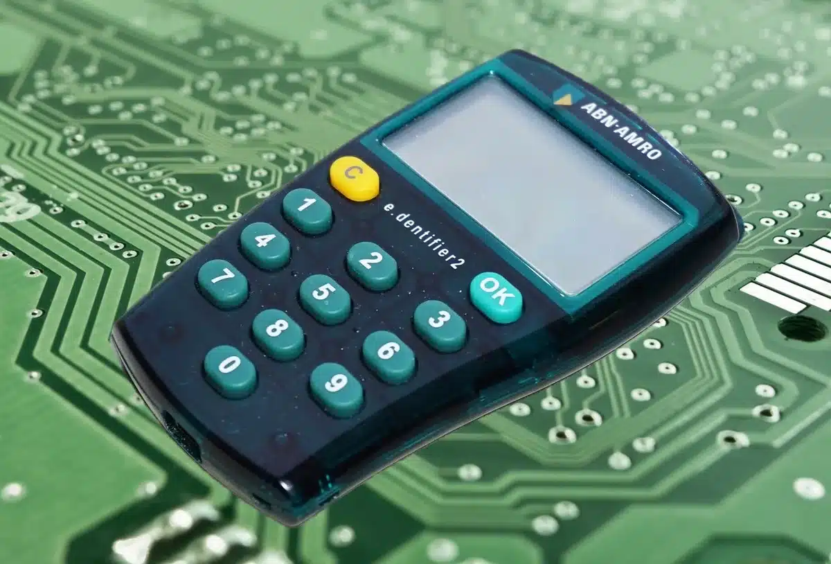 Persona revisando permisos de cookies en la configuración del navegador