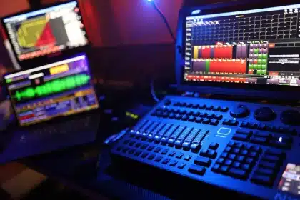 Vista tras bambalinas de un ring y equipo técnico preparando iluminación