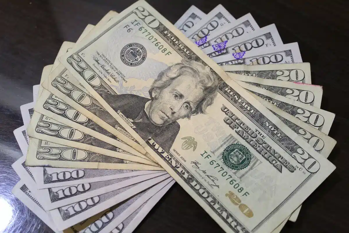 Gr&aacute;ficas financieras y documentos que simbolizan una compra apalancada