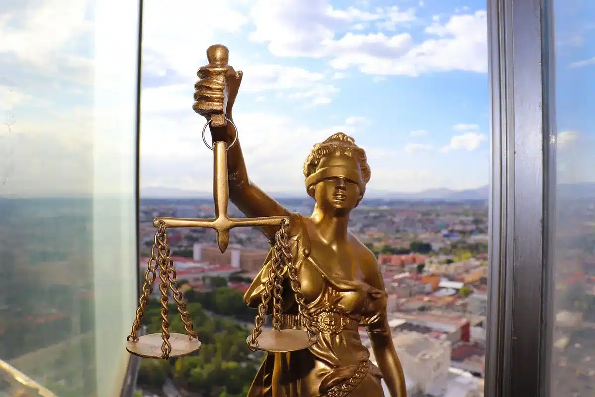 Documento legal y manos señalando cláusulas de un concurso