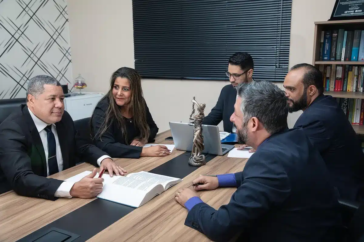 Lista de verificación y contrato sobre una mesa para organizar un sorteo