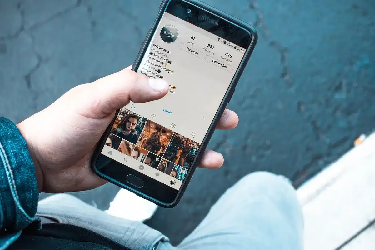 Pantalla de móvil mostrando saldo prepagado en una app