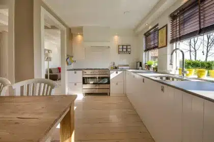 Grupo de doblaje aficionado reunido en una habitación con micrófonos y guiones